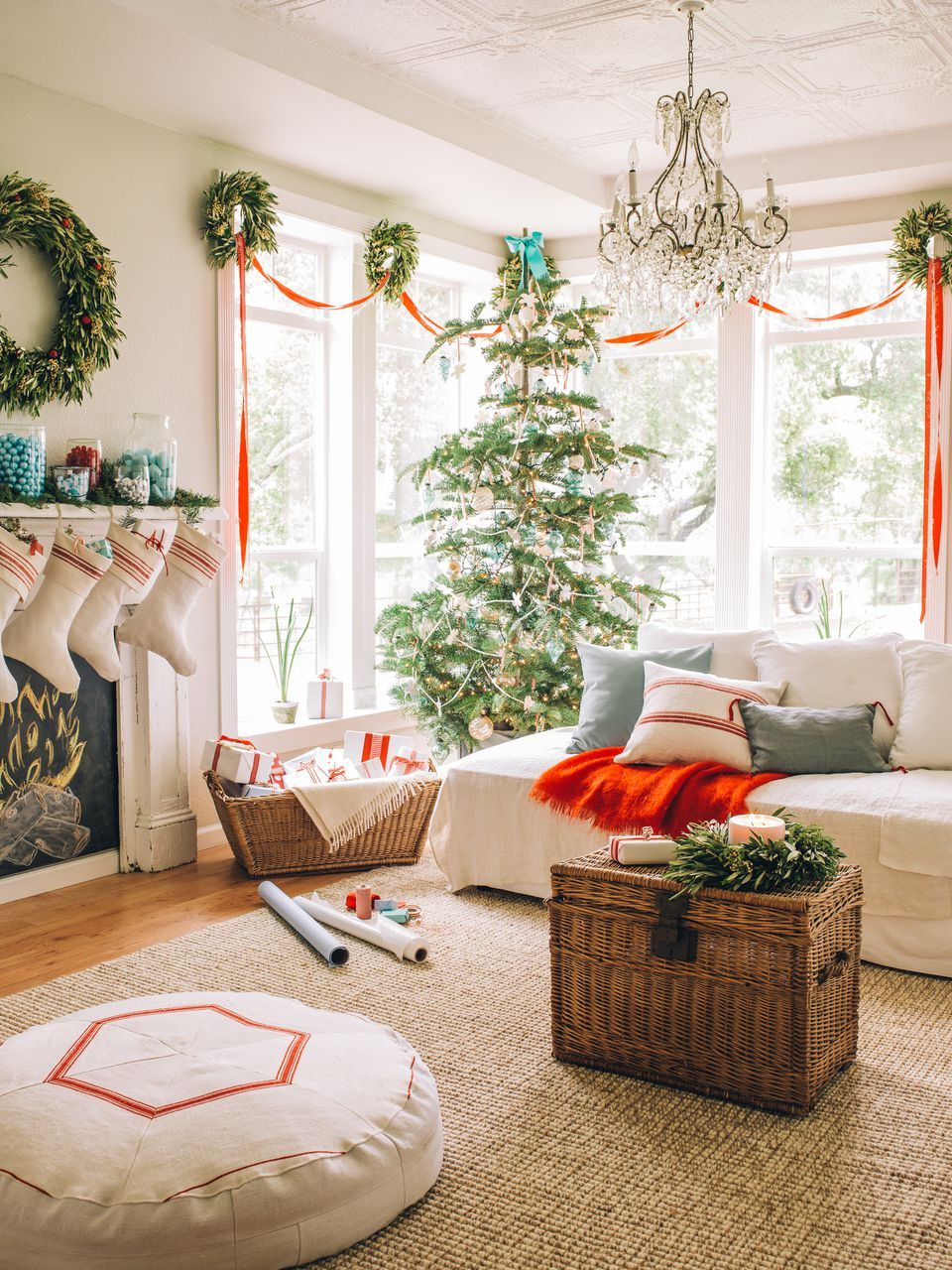 15 Beautiful Ways To Decorate The Living Room For Christmas with Timeless Christmas Decorating Ideas That Last Beyond the Holidays