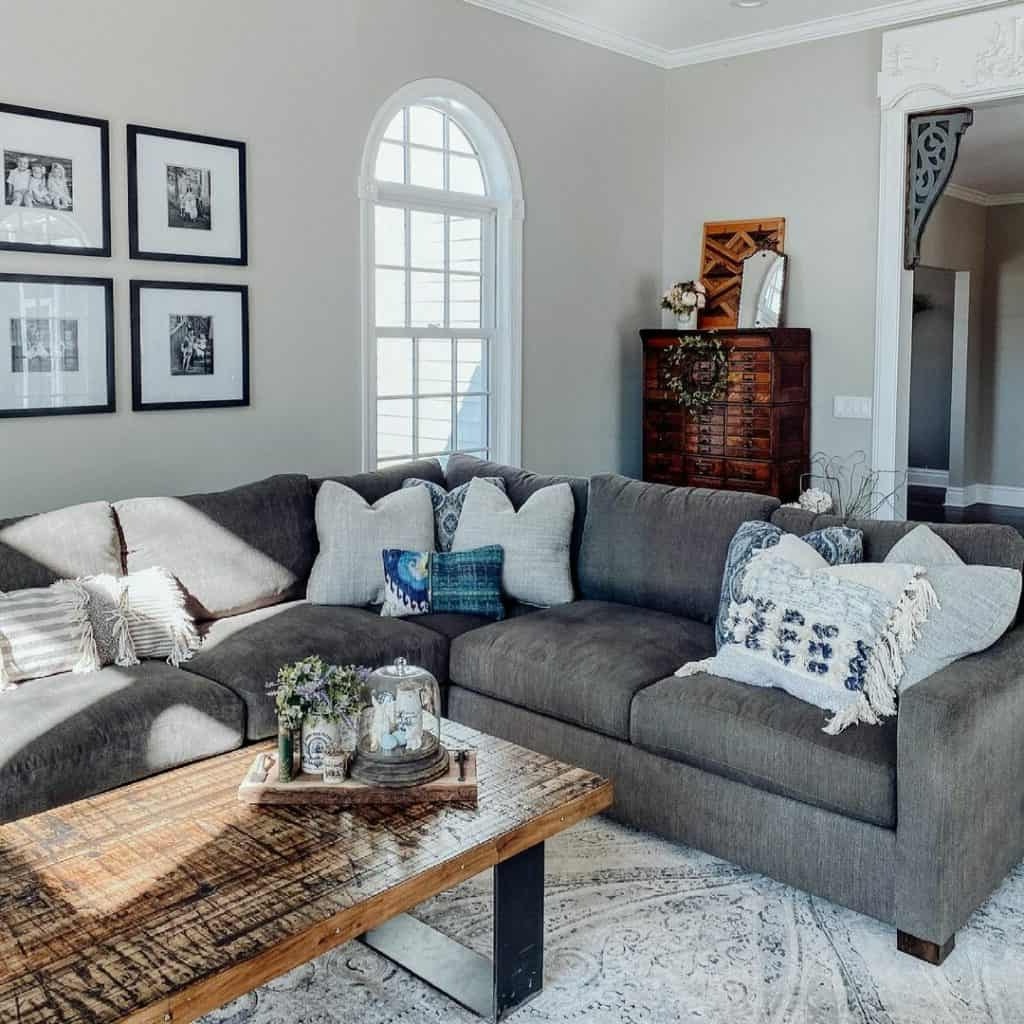 Mixing Dark Gray with Natural Wood Tones For Modern Living Room Harmony