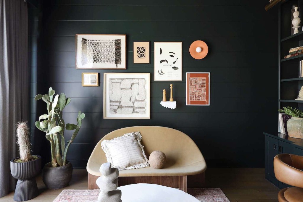 Living Room Gallery Wall Ideas. Layouts, Tips, and Mistakes to Avoid