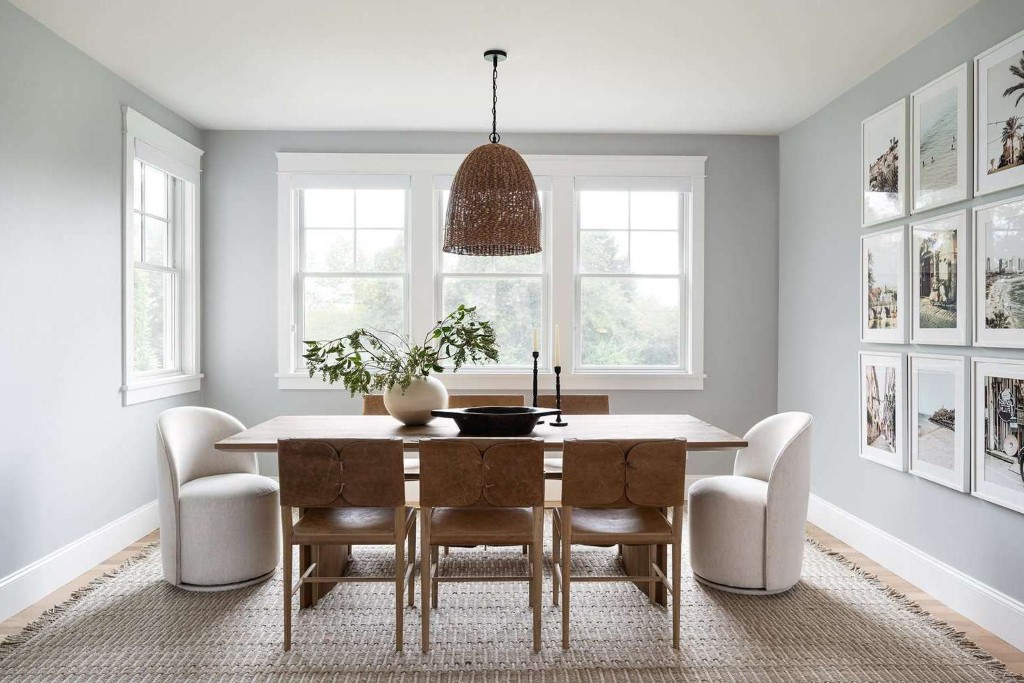 Small Living Room. Here Are 7 Space-Enhancing Gallery Wall Ideas