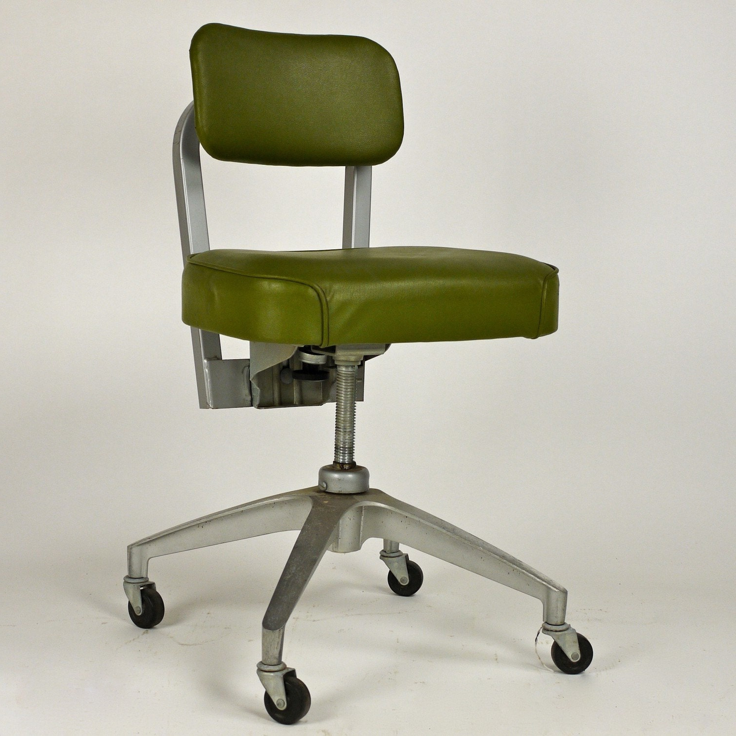 Classic Leather & Oak: Premium Vintage Office Chairs for a Distinguished Look