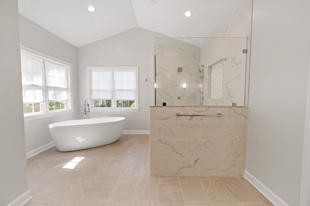 2025 Bathroom Trends Blending Aesthetics & Smart Technology