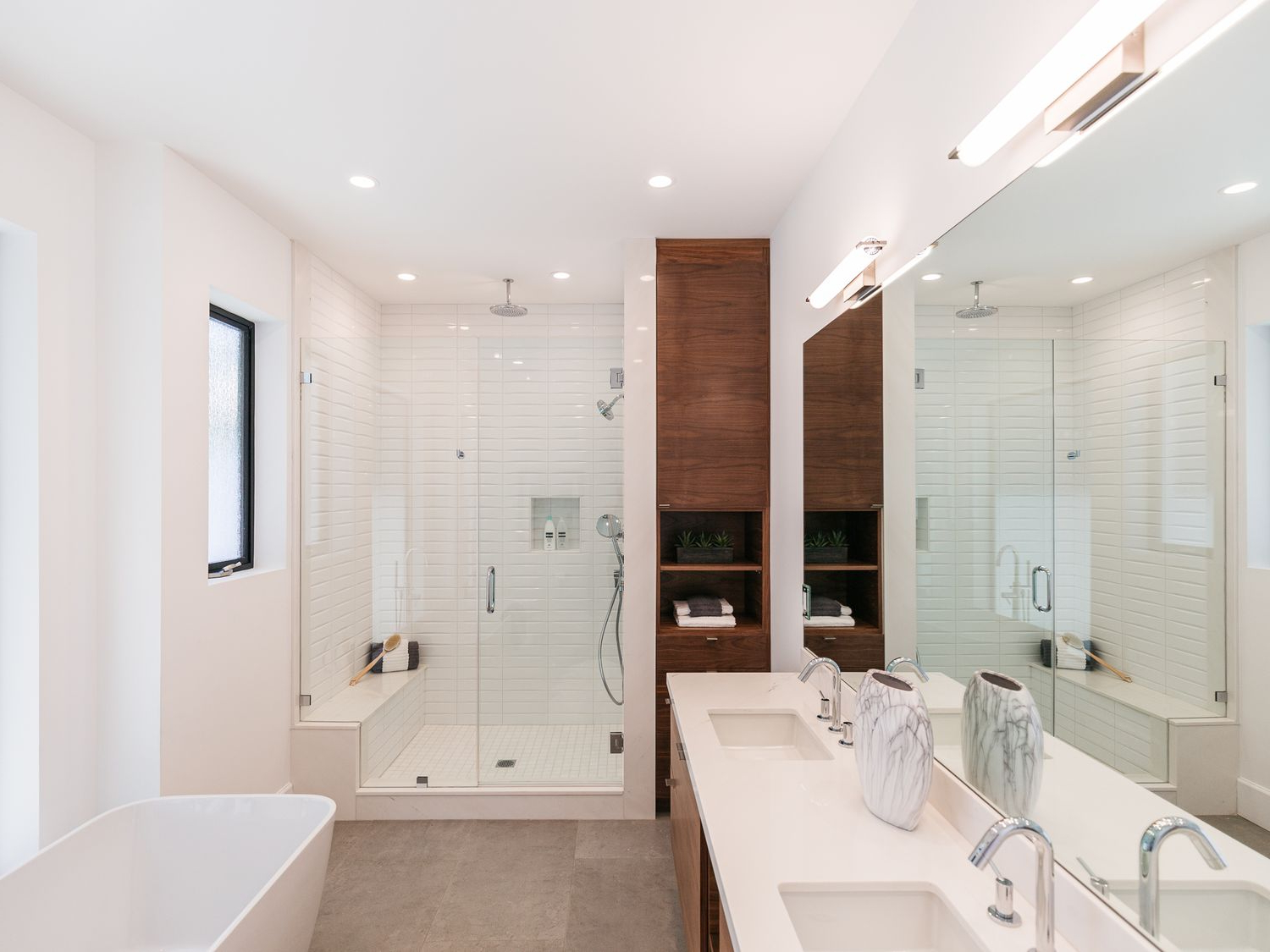 53 Modern Bathroom Ideas To Upgrade Your Space with Maximizing natural light in modern bathroom design for brighter and more spacious feel