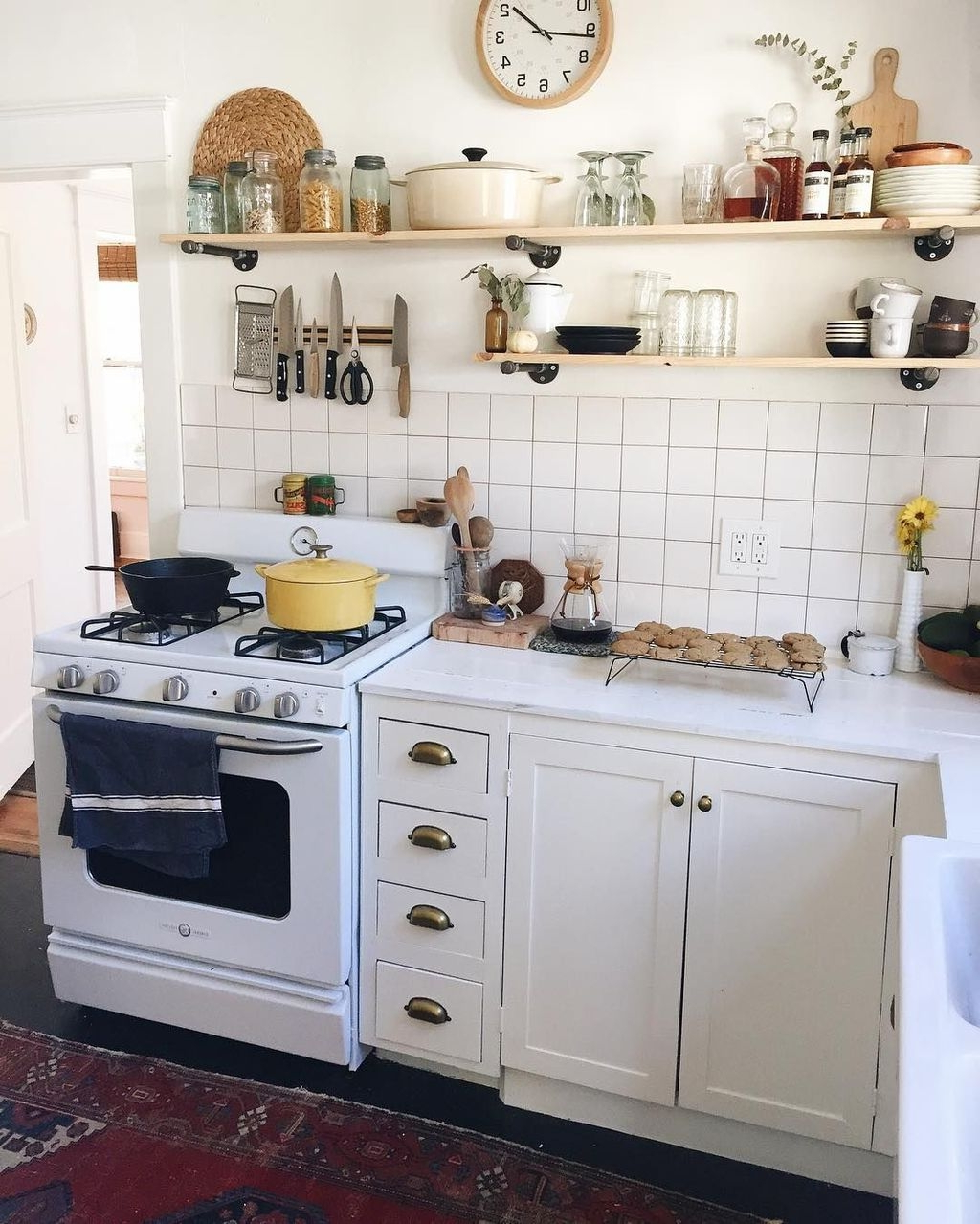 35 Adorable Simple Kitchen Design Ideas - Home Manggeng for Budget-Friendly Kitchen Makeovers You Can Do